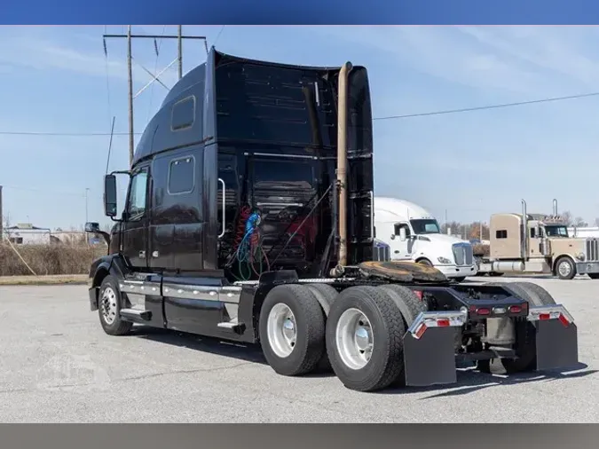 2017 VOLVO VNL64T760