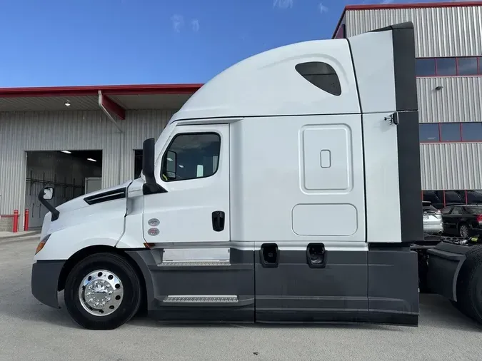 2025 Freightliner Cascadia&reg; Fifth Generation Sleeper Cab Raised Roof 116" / 126" BBC 72"