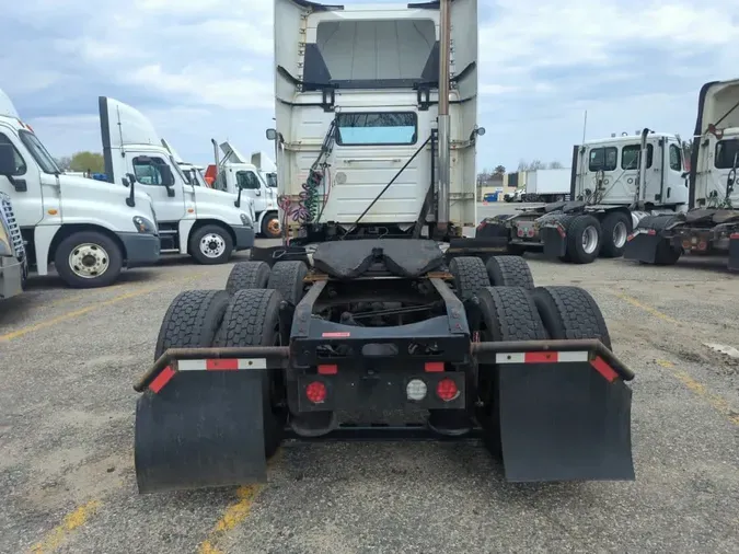 2019 VOLVO VNL64T-300