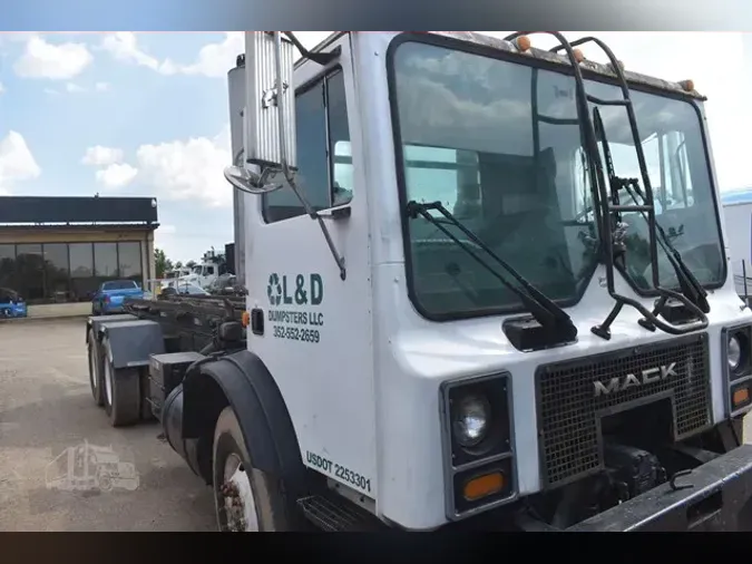 2001 MACK MR688S