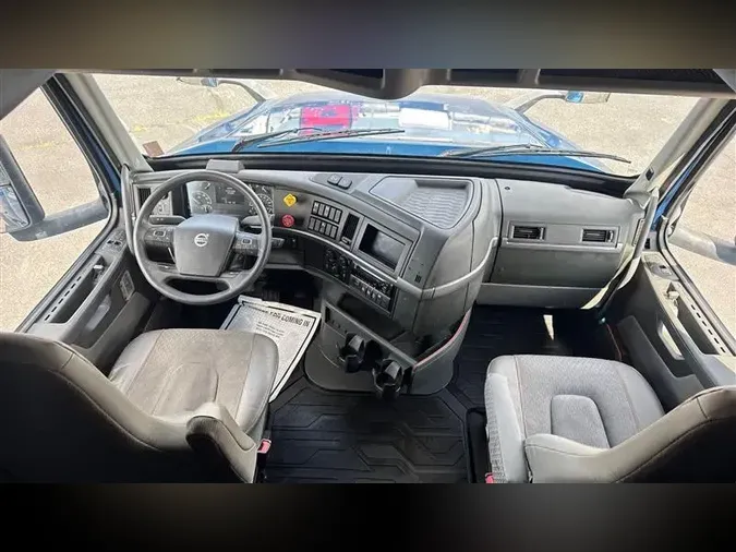 2021 VOLVO VNL760