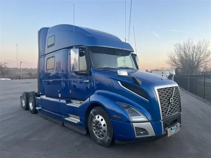2020 VOLVO VNL860