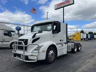 2023 VOLVO VNR64T300