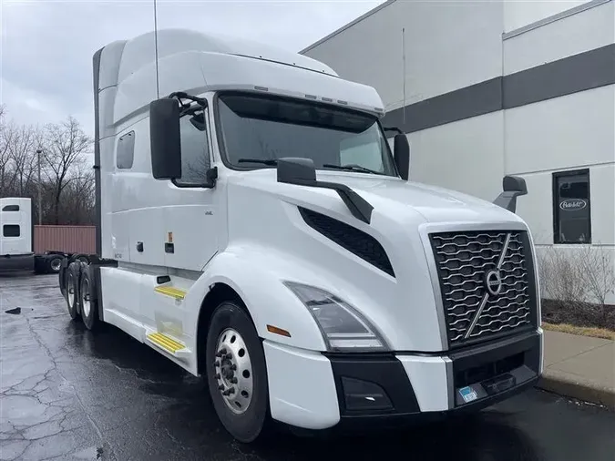 2021 VOLVO VNL740