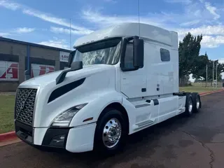 2020 VOLVO VNL740