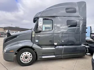2022 VOLVO VNL64T760