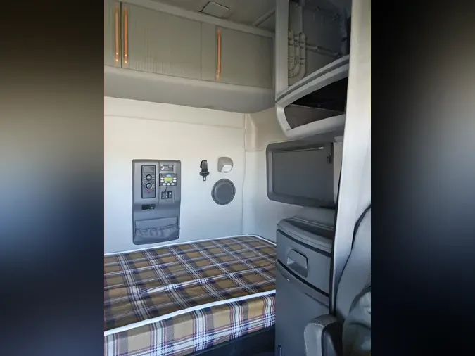 2022 VOLVO VNL64T740