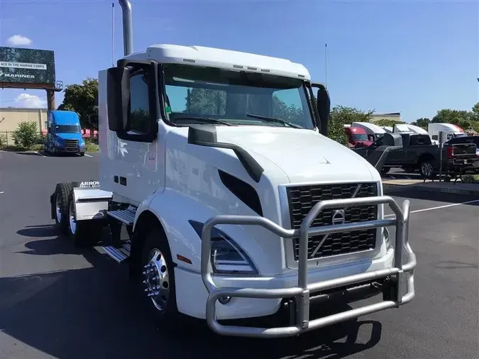 2022 VOLVO VNR64T300