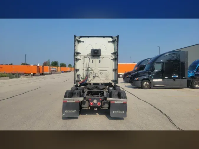 2021 Freightliner Cascadia 126