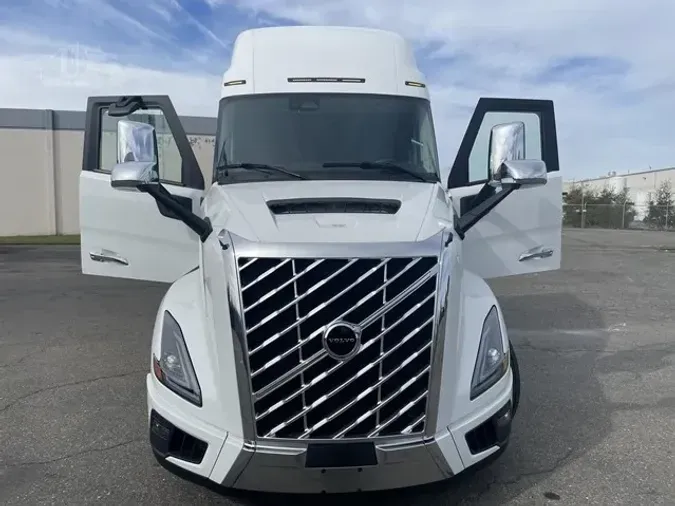 2025 VOLVO VNL64T860