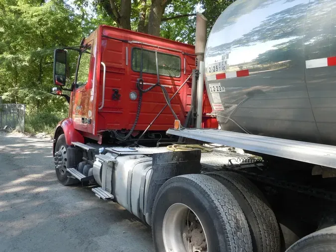 2019 VOLVO VNR64T300