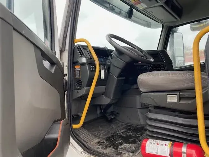 2023 Volvo VNR64T400