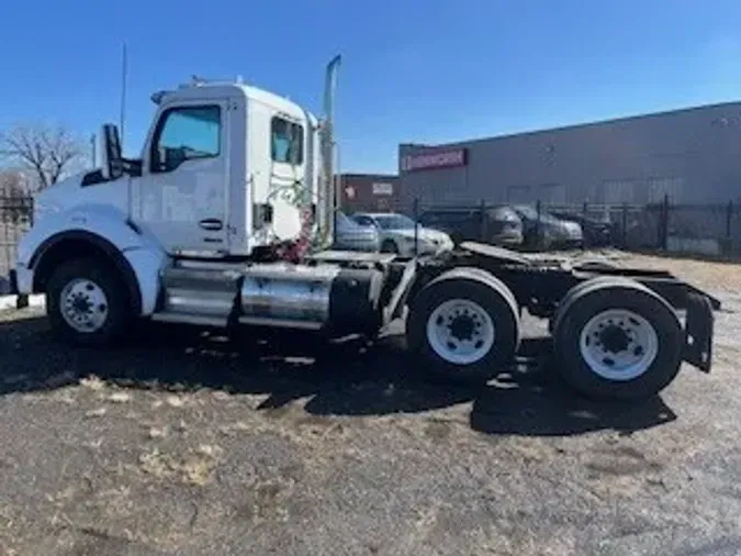 2023 Kenworth T880