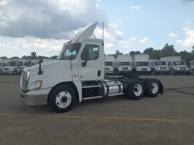2019 FREIGHTLINER CASCADIA 125a2c86d7edc7ebd4b582a681c1dd60c9d