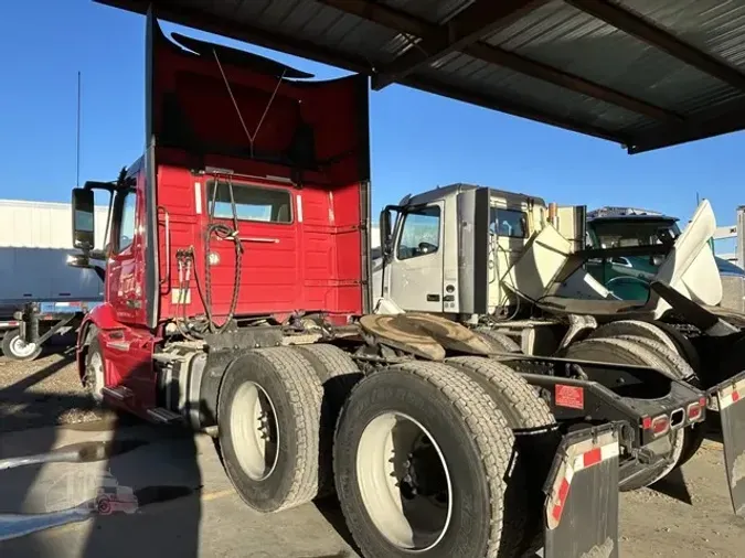 2020 VOLVO VNR64T300