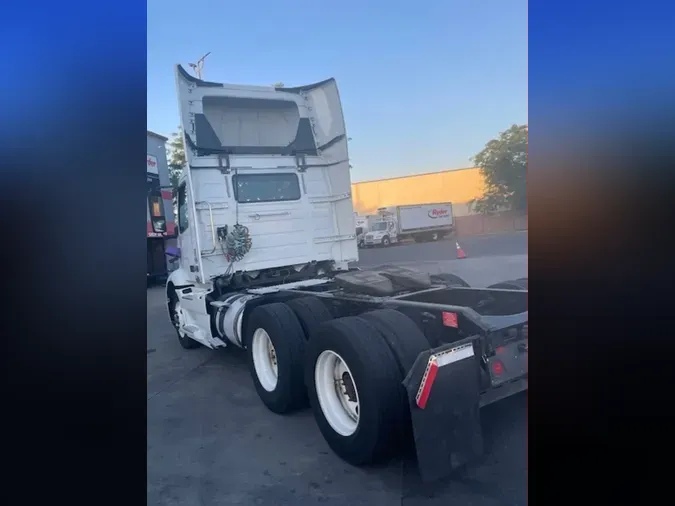 2018 VOLVO VNL64T-300