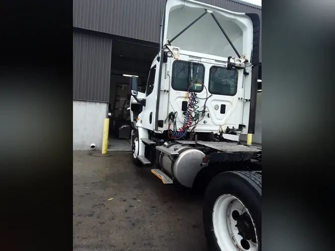 2017 FREIGHTLINER/MERCEDES CASCADIA 113