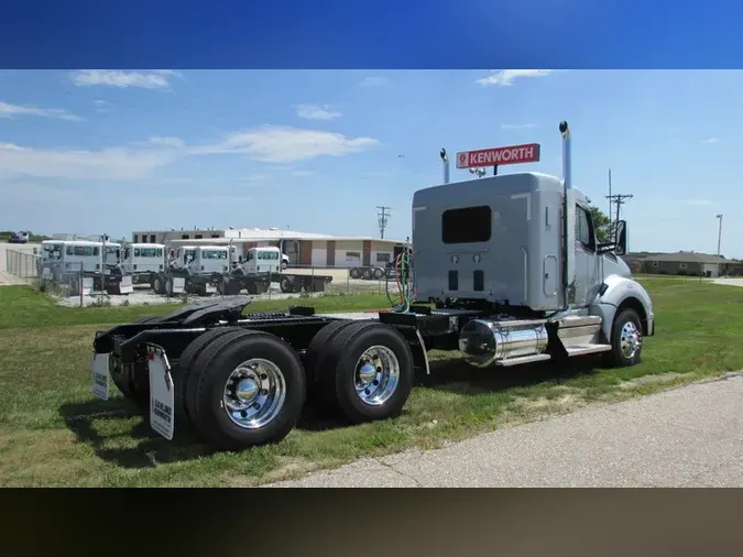 2025 Kenworth T880