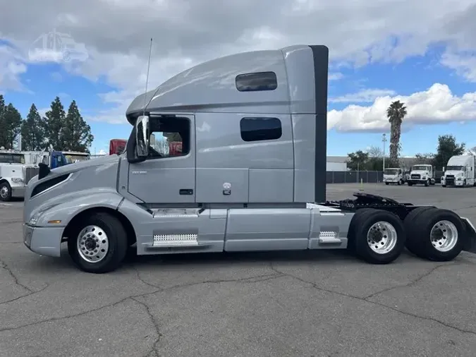 2022 VOLVO VNL64T760