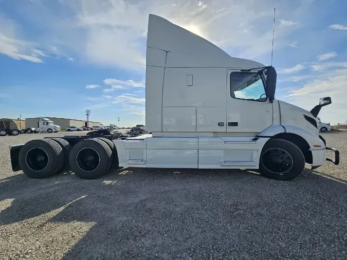 2023 VOLVO VNR64T640