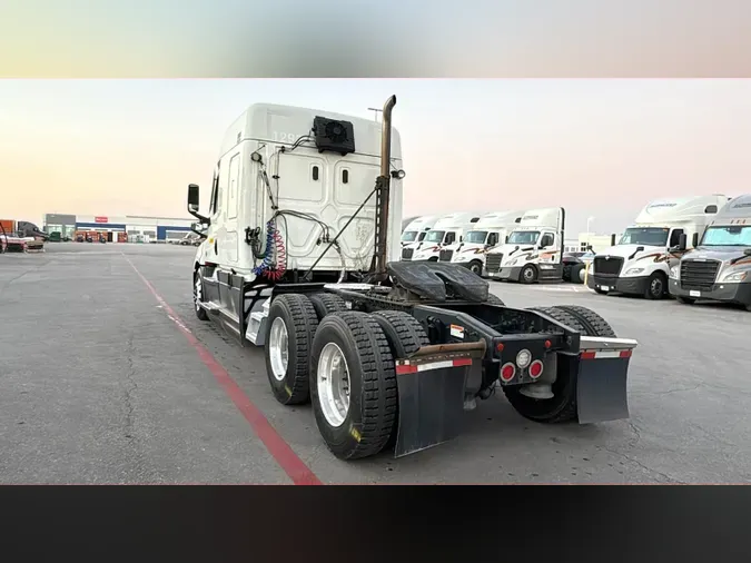 2021 Freightliner Cascadia 126a2fe569b58f472addbee7f5205dadc2a