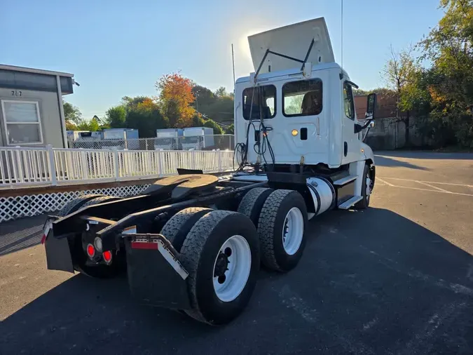 2016 FREIGHTLINER/MERCEDES CASCADIA 125