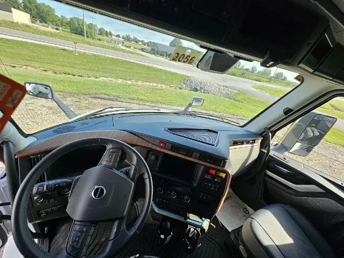 2025 VOLVO VNL64TV04