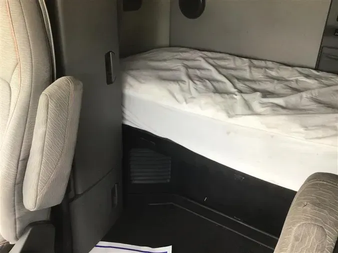 2021 VOLVO VNL760