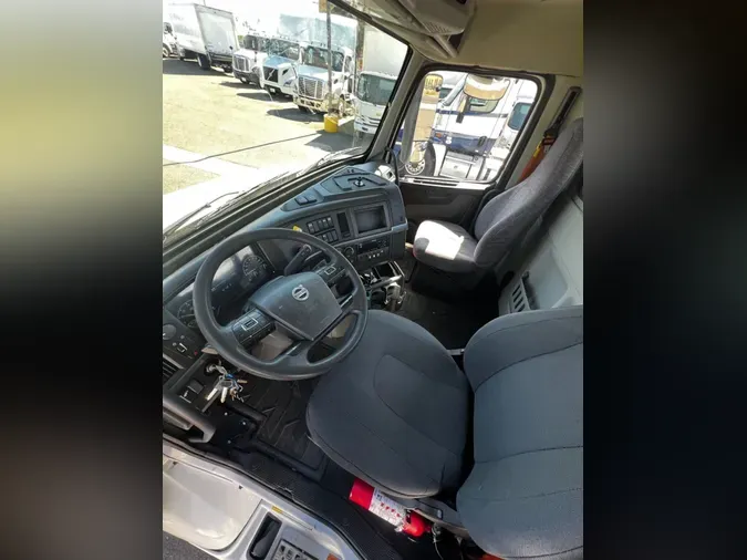 2018 VOLVO VNL64T-300