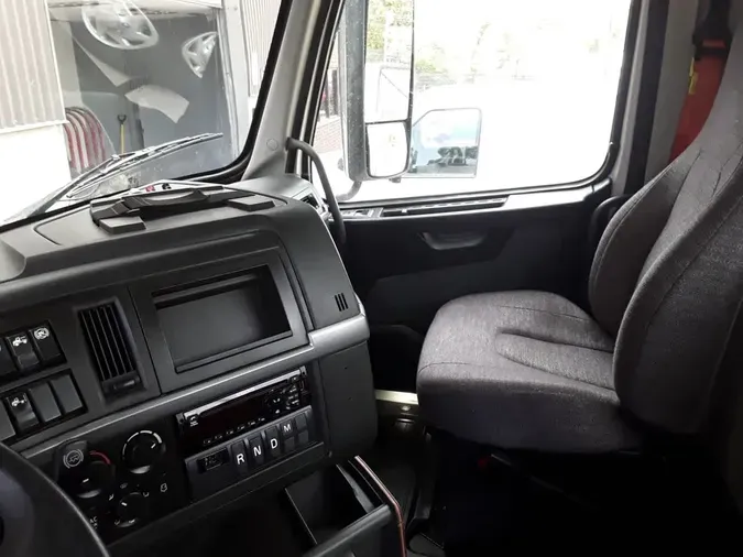 2019 VOLVO VNR42T 300