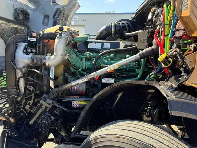 2023 VOLVO VNL64T300