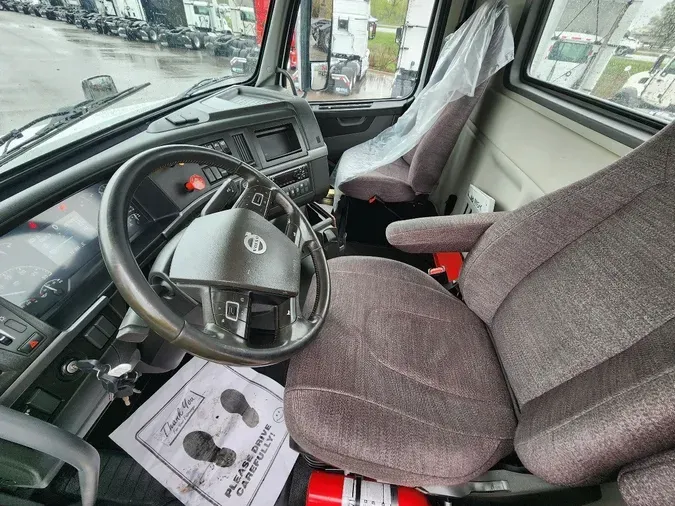 2019 VOLVO VNL64T300