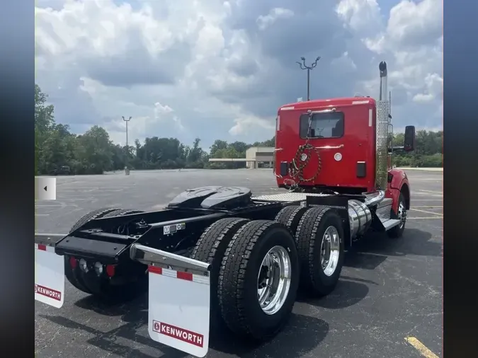 2025 Kenworth T880