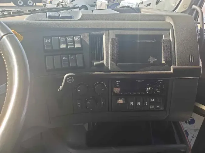 2021 VOLVO VNL64T860