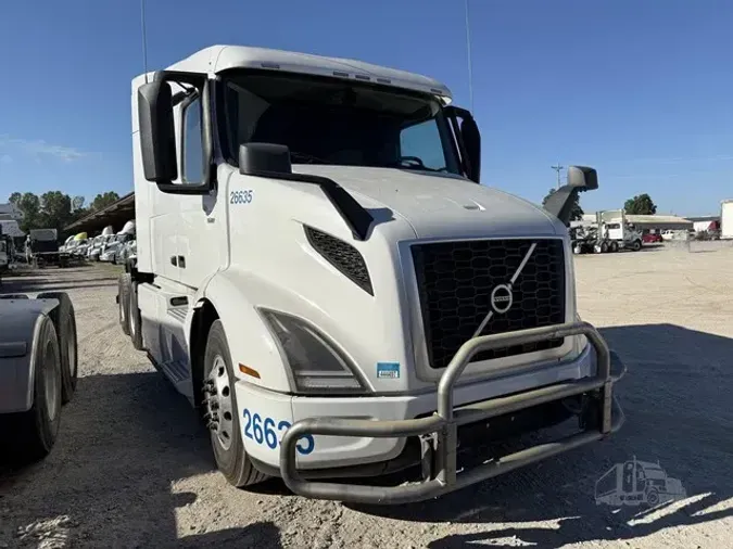 2018 VOLVO VNR64T640