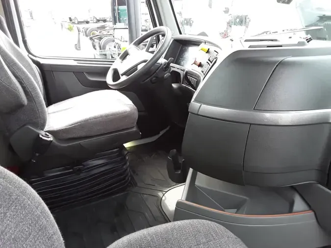 2020 VOLVO VNL64T-300