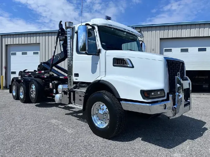 2025 VOLVO VHD84B300