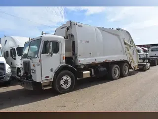 2013 PETERBILT 320