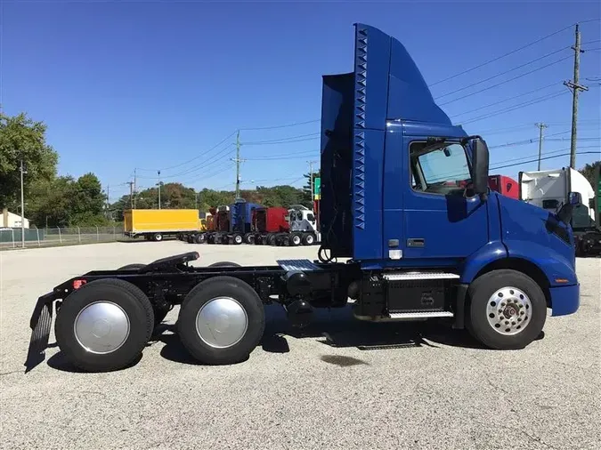 2020 VOLVO VNR300