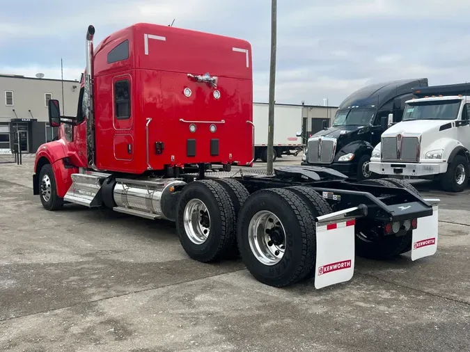 2025 Kenworth W990