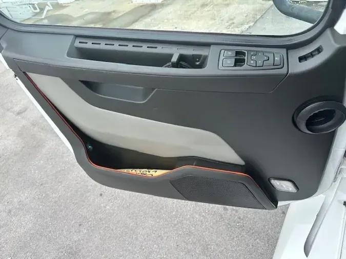 2020 VOLVO VNL64T860