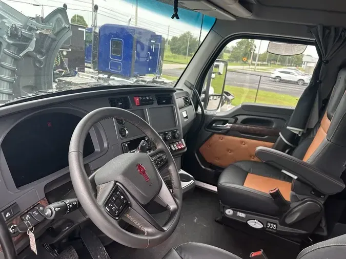 2025 Kenworth T880