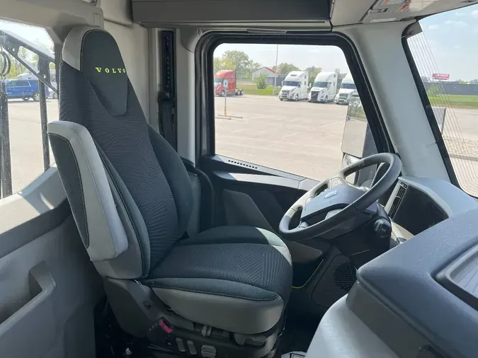 2026 VOLVO VNL64T300