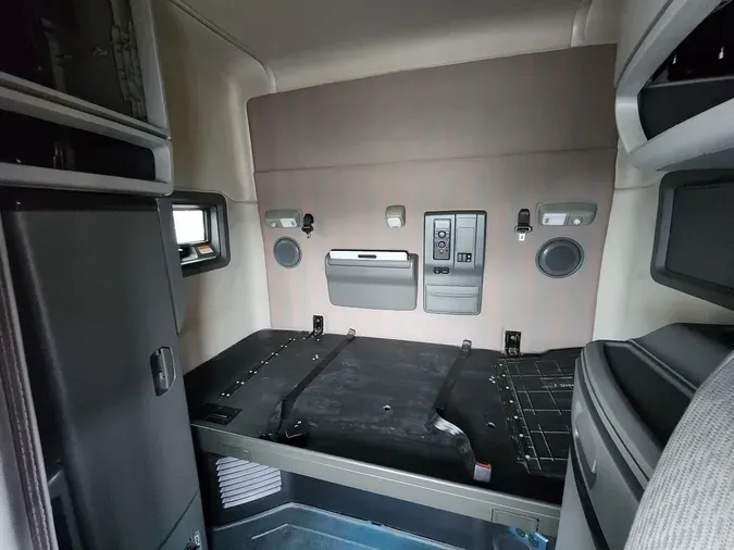 2022 VOLVO VNL64T740
