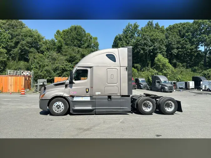 2025 Freightliner Cascadia 126a3b8aaf221e40b1d2022f49456dc9dbc