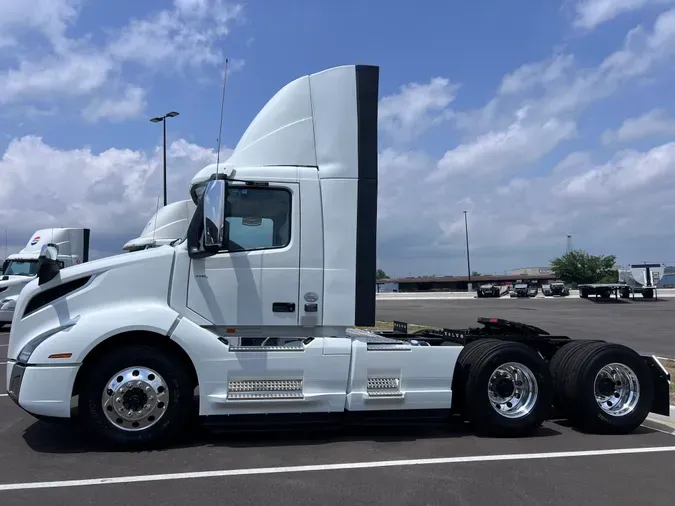 2025 VOLVO VNL64T300