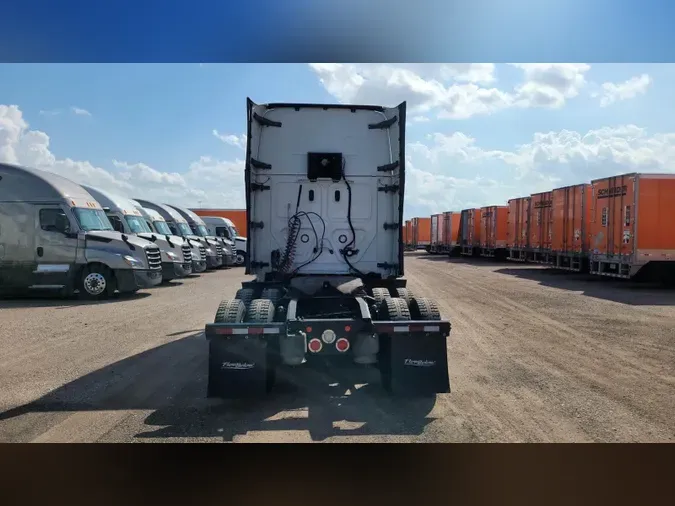 2020 Freightliner Cascadia 126