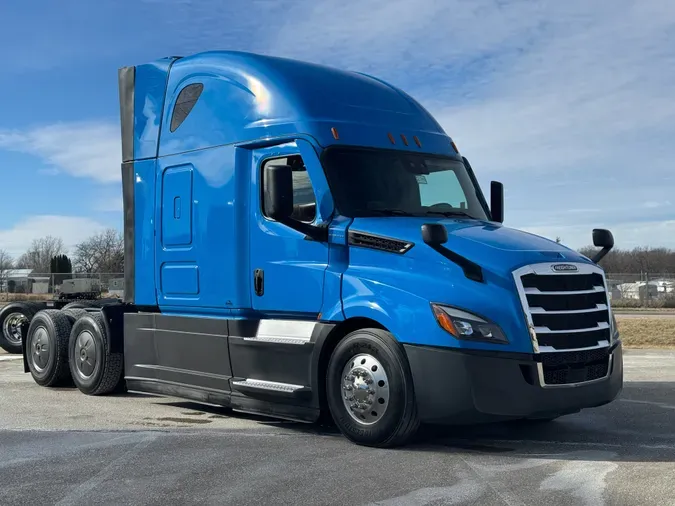 2021 FREIGHTLINER Cascadia 126