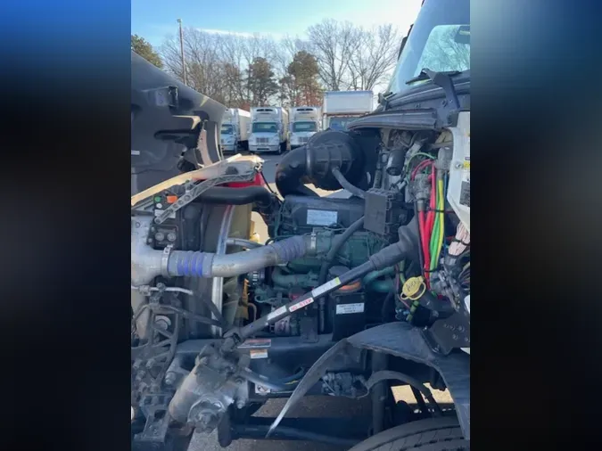 2019 VOLVO VNR42T 300