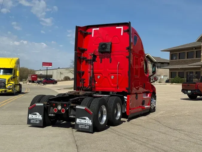 2023 FREIGHTLINER Cascadia 126